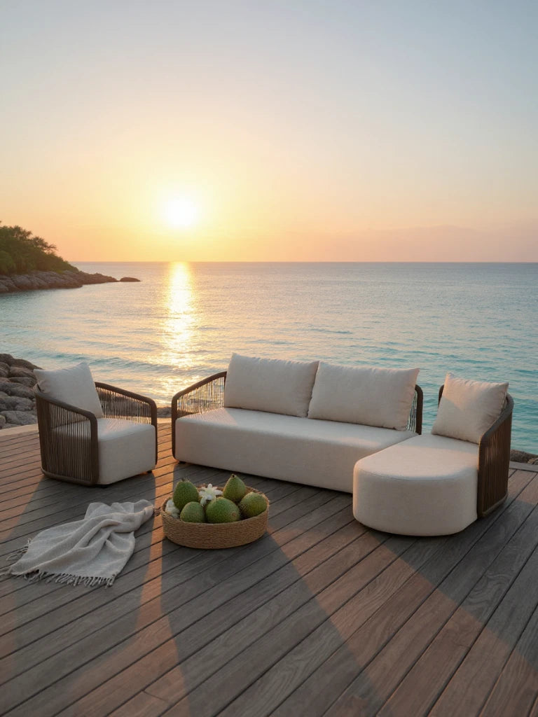 Kapalai Garten Loungesofa Set (5-Sitzer) auf einem Holzdeck am Meer bei Sonnenuntergang, bestehend aus einem Sessel, einem Dreisitzer-Sofa und einer runden Chaiselongue, ideal für entspannte Outdoor-Momente.