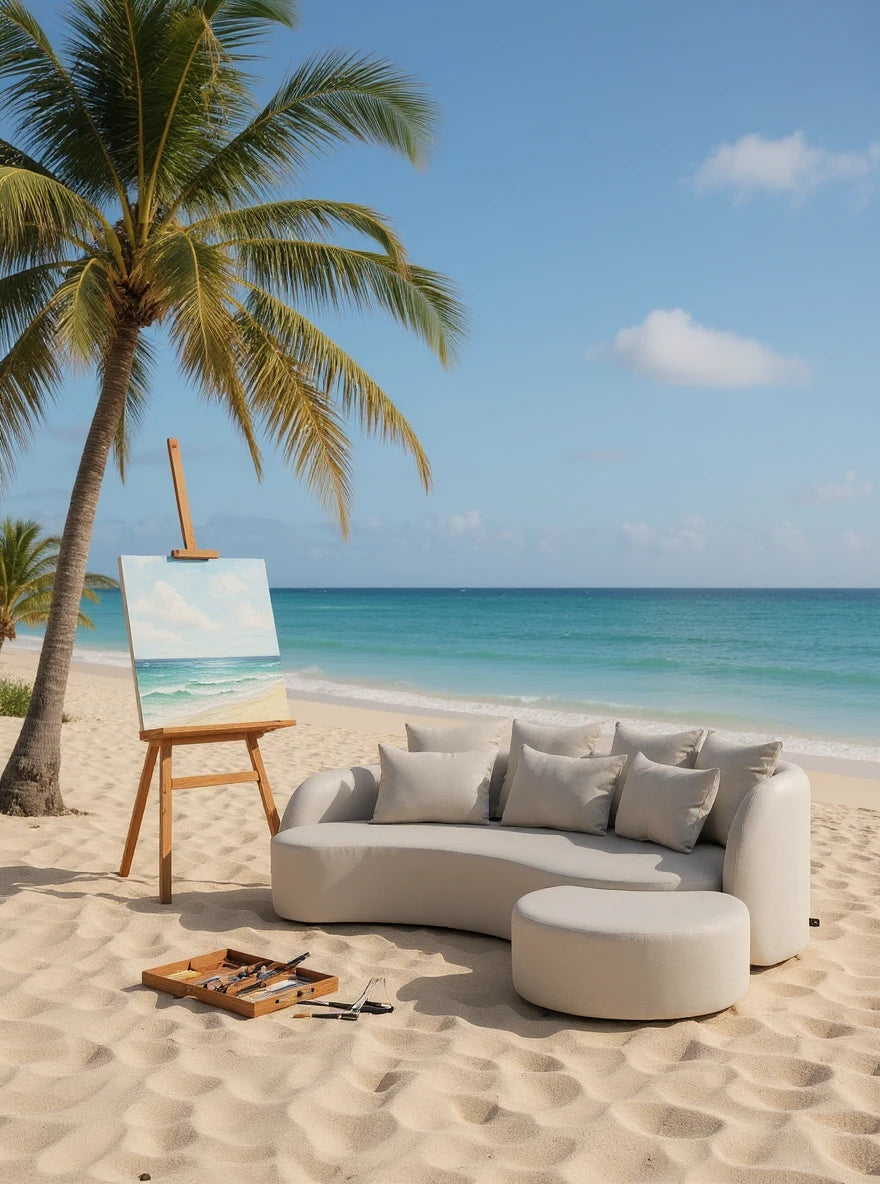 Santorini Garten Loungesofa Set (3-Sitzer) in einer tropischen Strandszene, zeigt das Sofa mit geschwungenen Linien und losen Kissen, kombiniert mit einem Künstlerstaffelei, das einen Seascape malt.