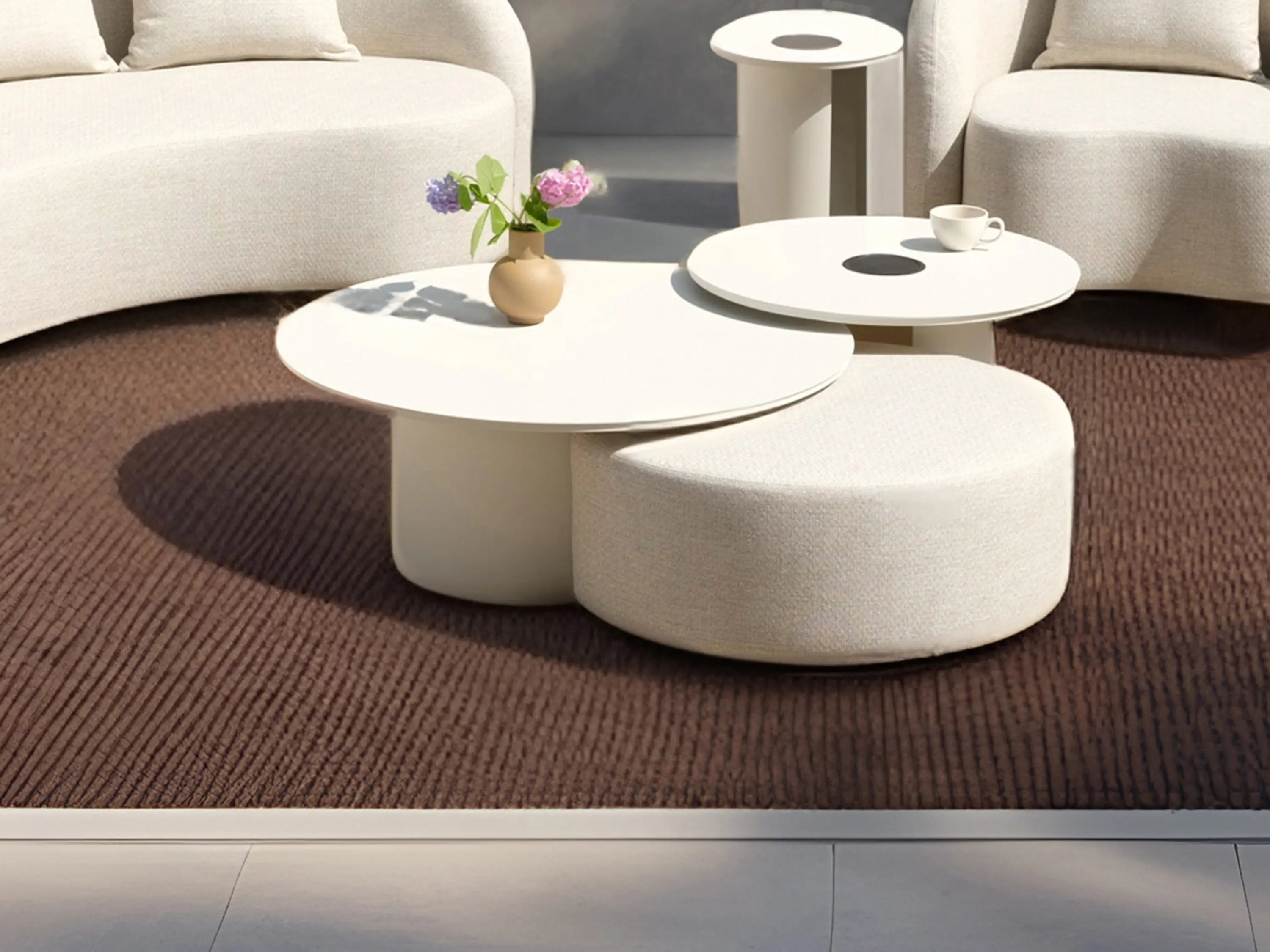 Sofagarnitur SANTORINI, inspiriert von mediterranen Linien, präsentiert ein dynamisches Design mit vielseitigen Modulen, ideal für flexible Garten- und Terrassengestaltungen bei Finqa GmbH.
